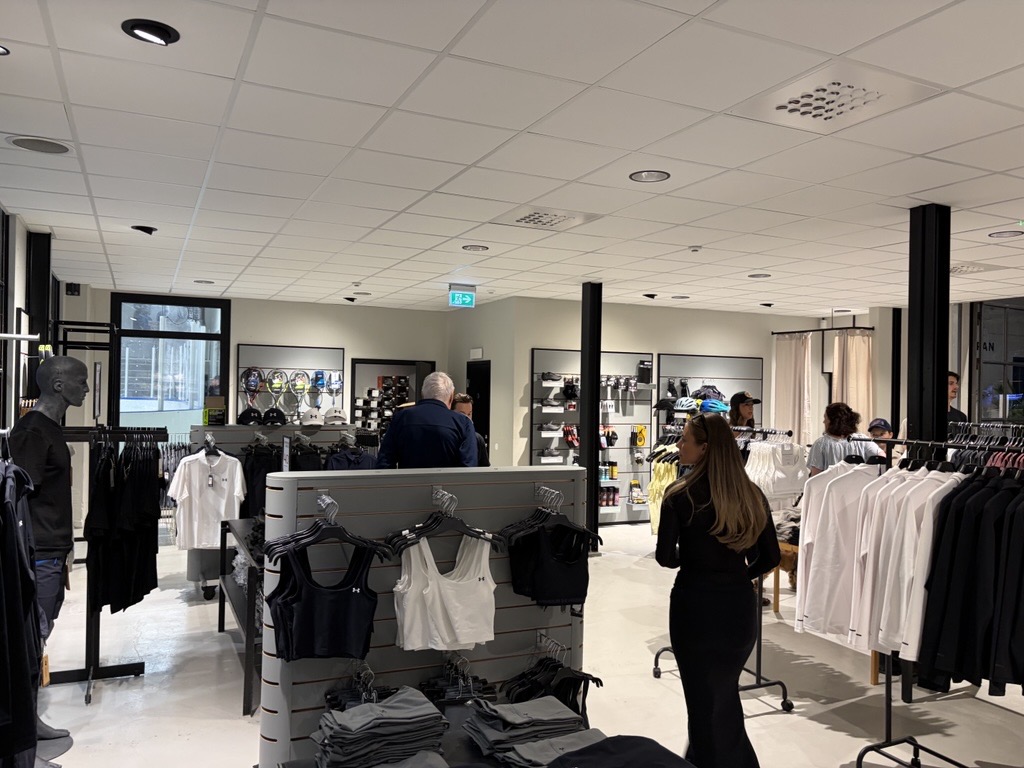 Klädavdelning med träningskläder