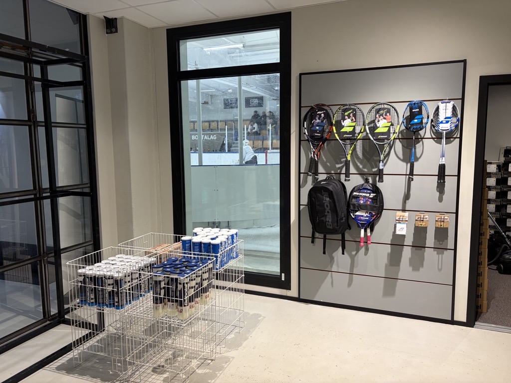 Vägg med racketsport och utsikt mot ishallen